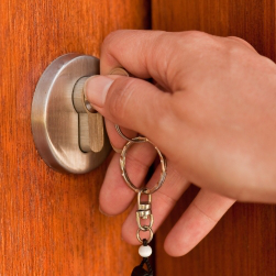 鍵や戸締まりを何度も確認する、強迫性障害とは